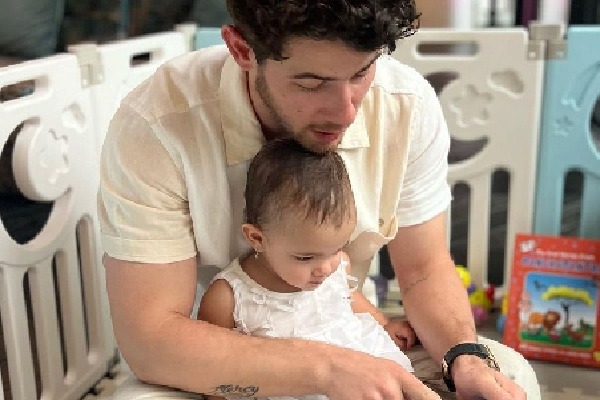 Priyanka posts heartwarming pic of Nick Jonas reading to Malti