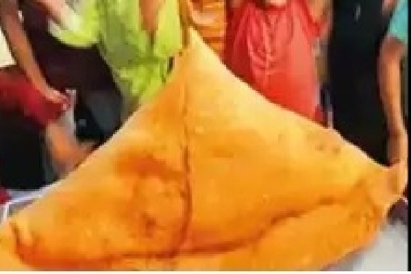 Foodies have a chance to win money with 'Bahubali samosa'