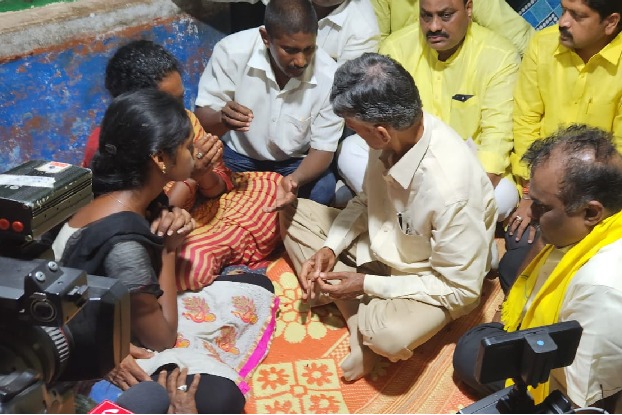 Chandrababu handed over financial help to murdered boy Amarnath family members 