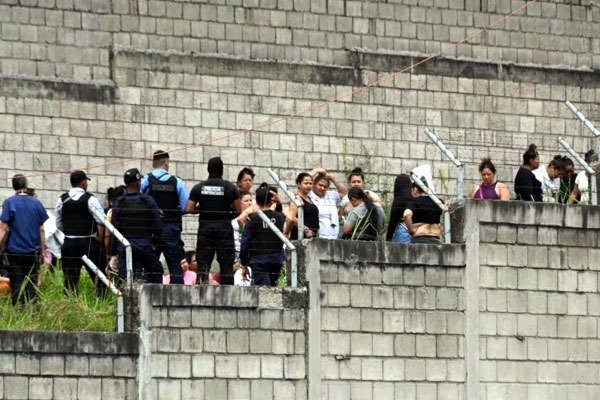 41 women shot stabbed and burned to death in Honduras prison 