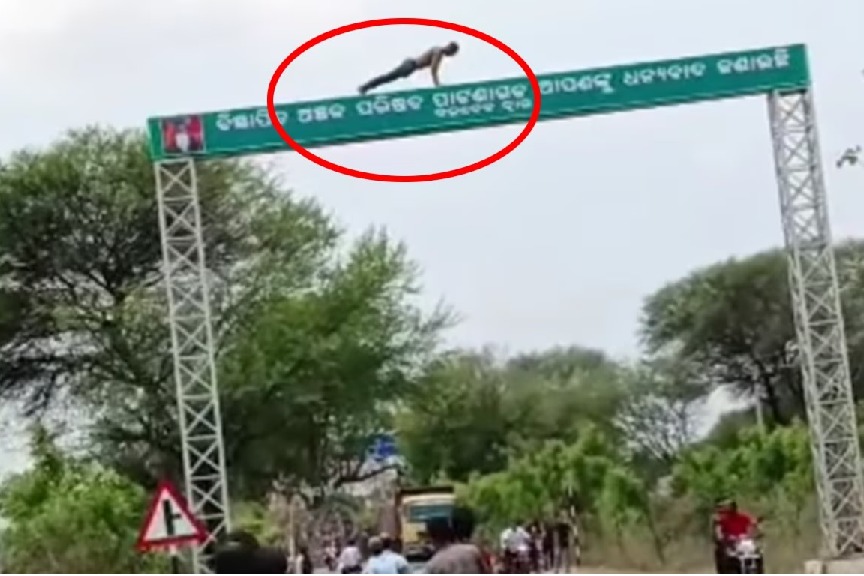 Drunk man does push ups on high signboard in viral video