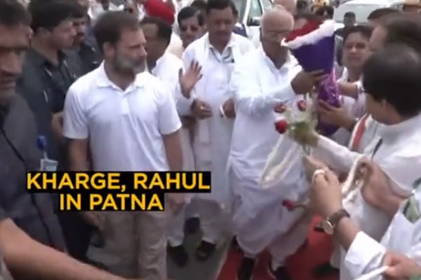 Nitish Kumar welcomes Rahul Gandhi at airport