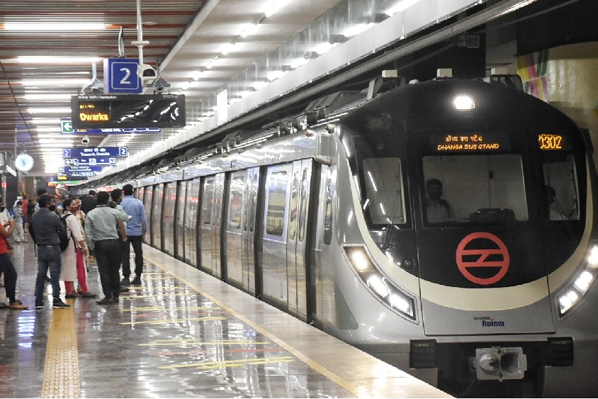 Delhi Metro allows passengers to carry 2 sealed bottles of alcohol