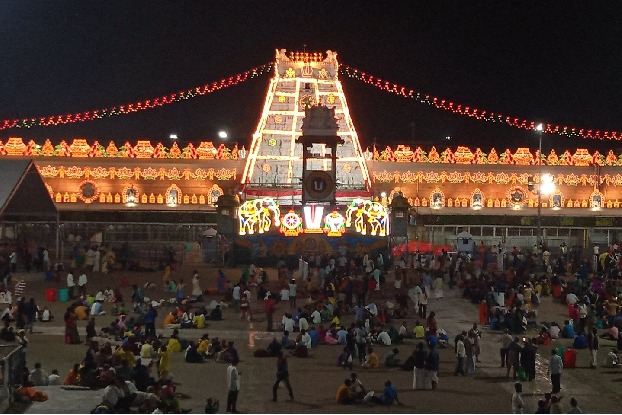 Tirumala witnesses huge rush of devotees again
