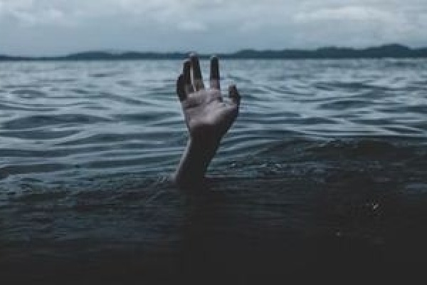 Andhra woman jumps into lake with two daughters