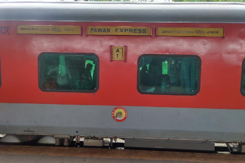 Pawan express runs for 10 km with broken wheel in Bihar