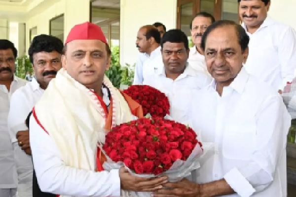 Akhilesh Yadav meets CM KCR in Pragathi Bhavan