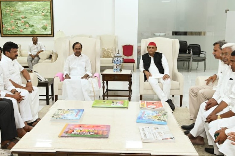 Meeting between CM KCR and SP Chief Akhilesh Yadav concluded 