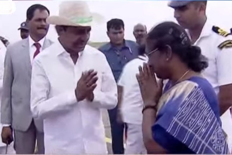 Telangana Governer tamilsai and CM Kcr welcomed president murmu at Hakimpet Airport