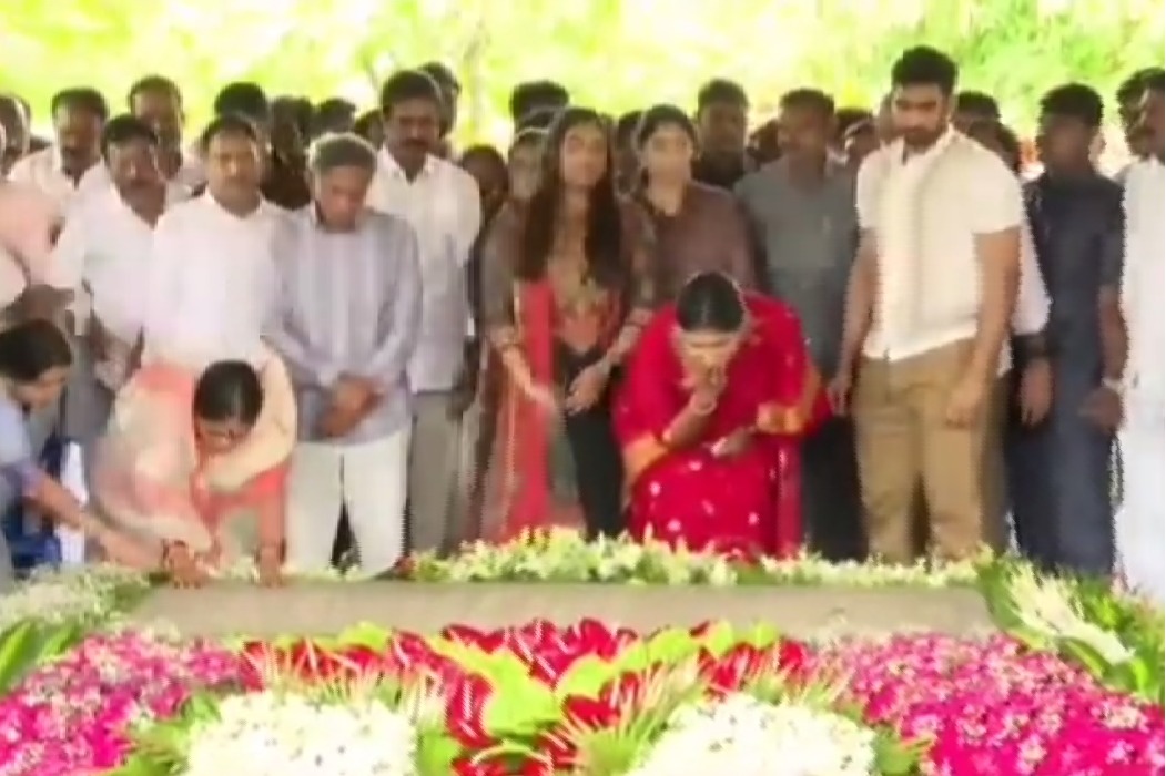 Sharmila and Vijayamma pays condolences at YSR Ghat