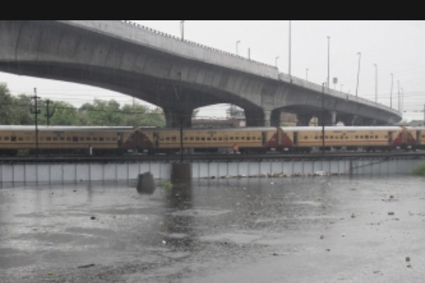 Northern Railways cancels 17 trains amid heavy rains in north India