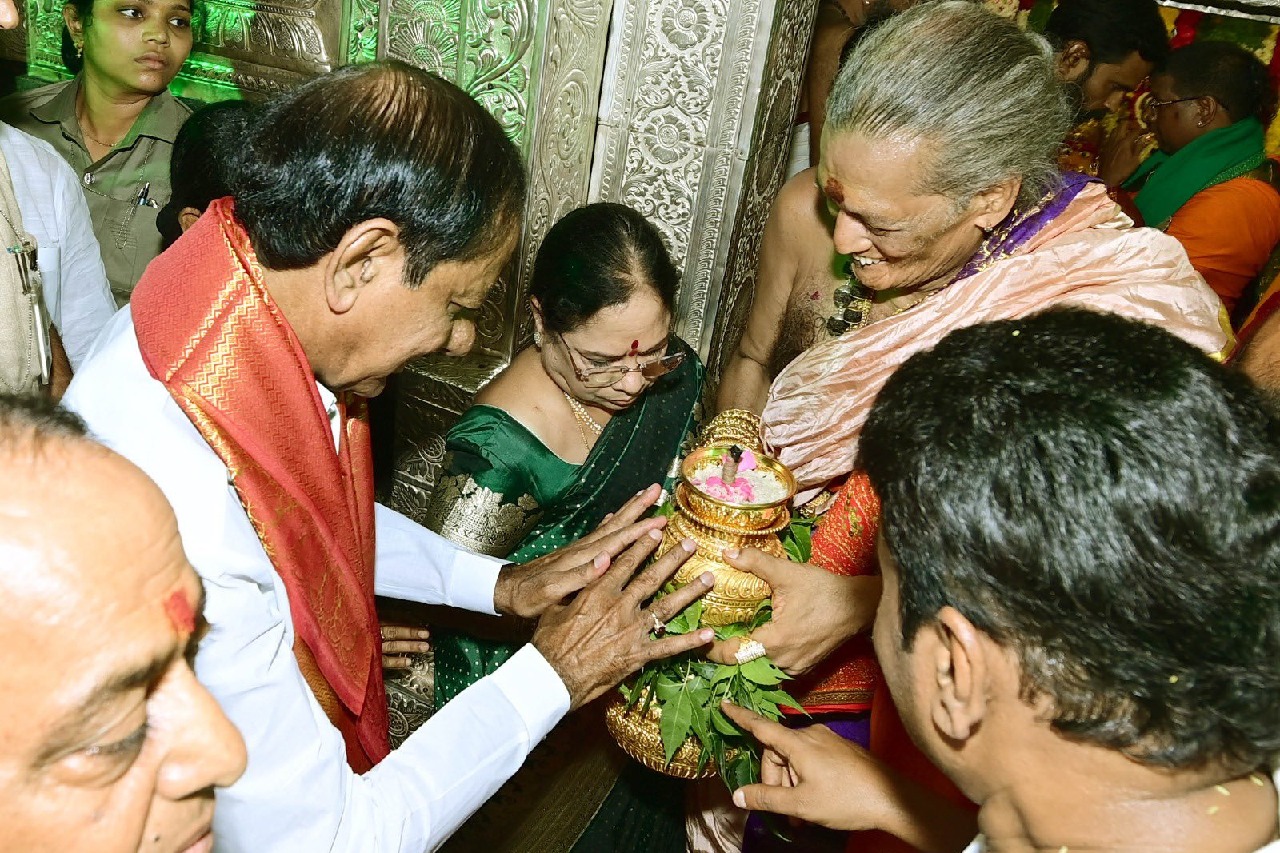 CM KCR and his wife offers special prayers to Uajjaini Mahankali 