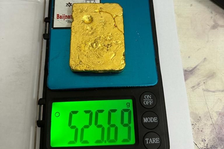 5 held at RGIA with 1.93 kg gold, 62,400 cigarette sticks