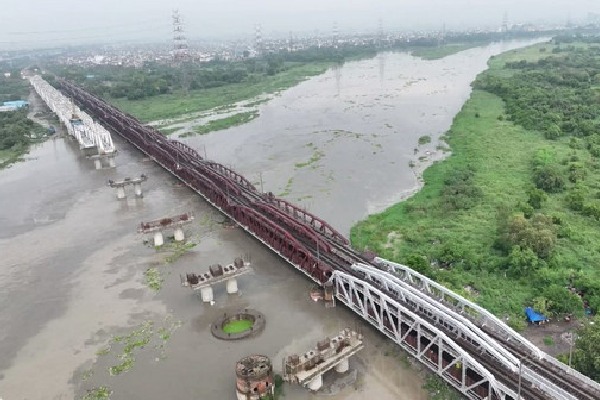 Delhi suburbs on the edge of flood as Yamuna swells dangerously 