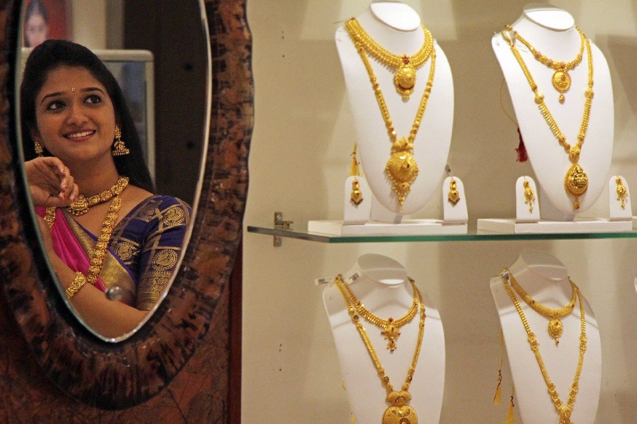 Govt imposes import curbs on certain gold jewellery, articles
