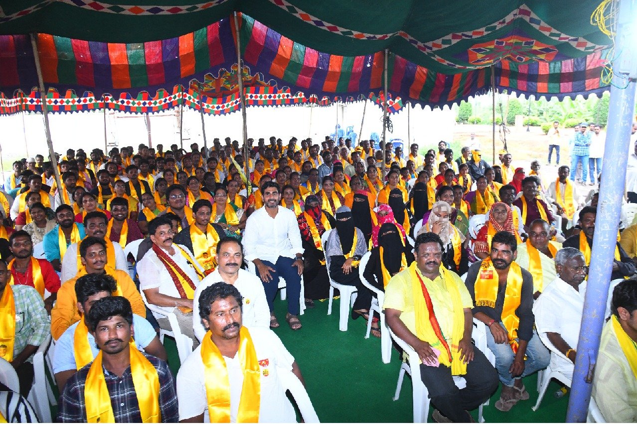 Nara Lokesh welcomes Mangalagiri YSRCP leaders and workers into TDP 