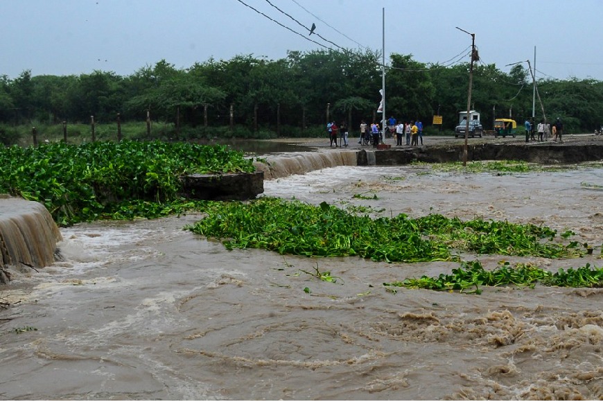 Parts of Delhi still flooded despite receding water level