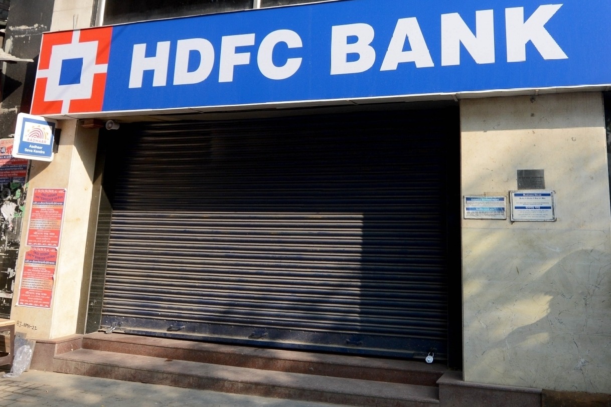 Robbers loot cash worth ten lakhs near hdfc bank in Guntur
