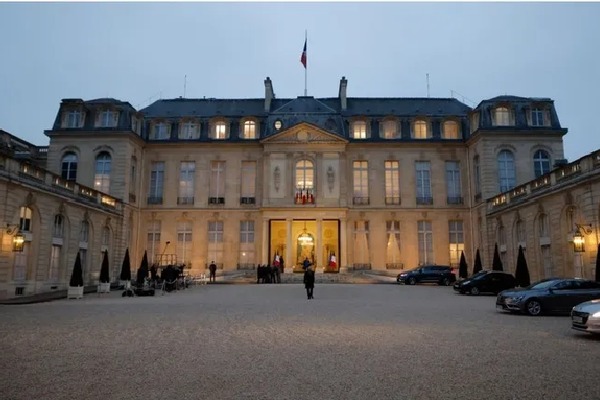 France presidential residence receives a terrible packet with slashed finger
