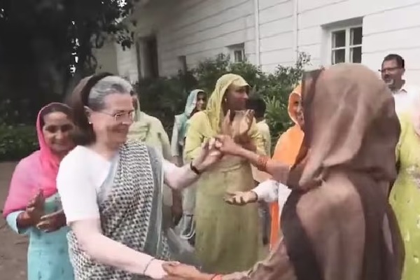 Sonia Gandhi interaction with women farmers wins hearts