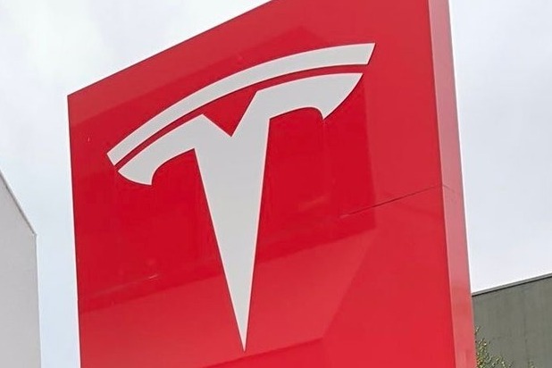 Tesla directors to return 735 million dollors to company as they overpaid themselves