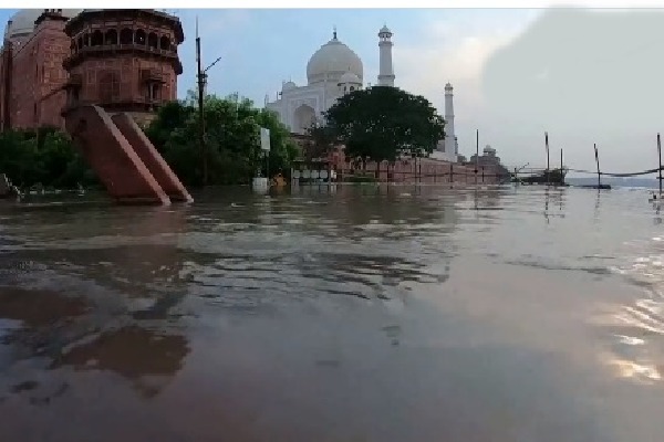 Yamuna river flood touches Taj Mahal