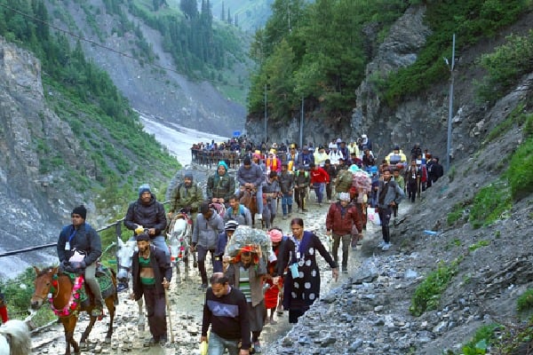 Over 17,000 perform Amarnath Yatra on 19th day despite bad weather