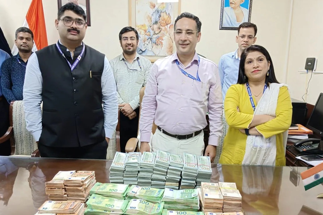 Foreign Currency Worth 10 Crore Customs Biggest Ever Seizure So Far
