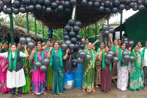Amaravati farmers protest against Jagan with black baloons