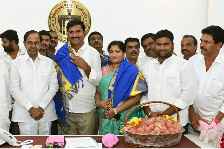 CM KCR felicitates farmer couple for cultivated Tomato crop worth Rs 3 cr