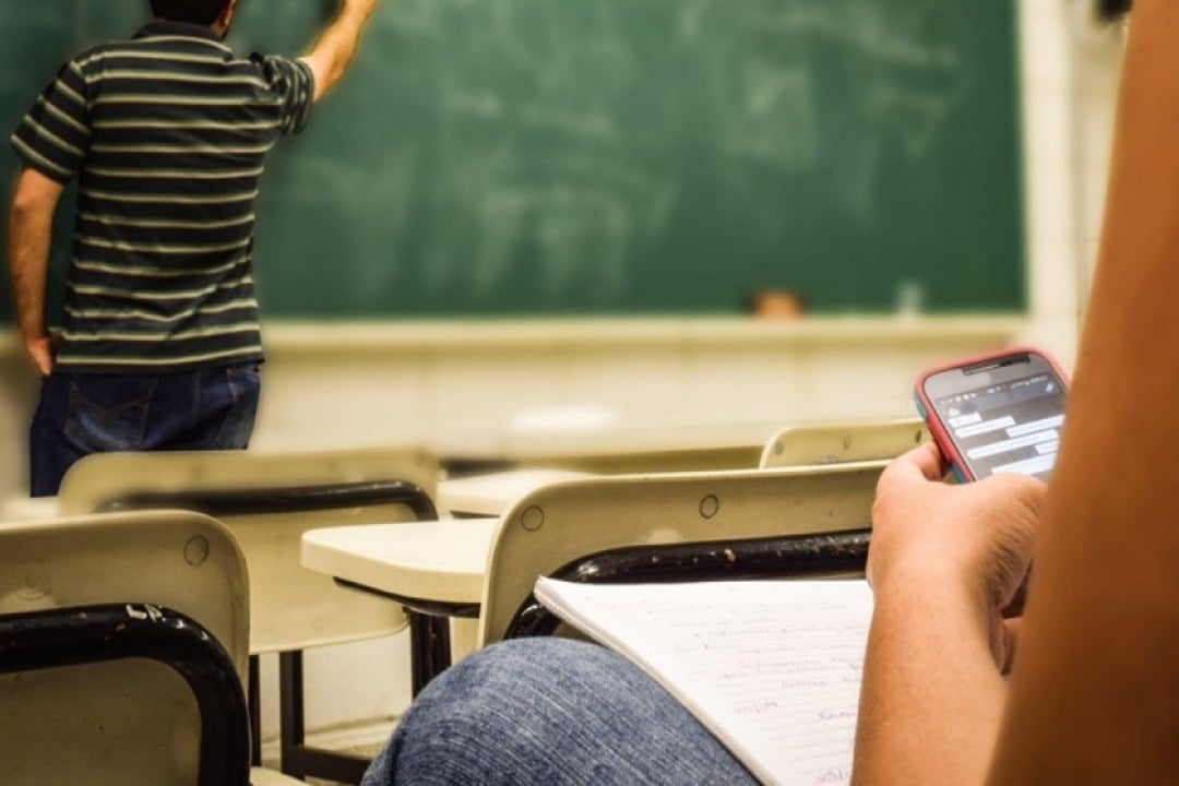 Unesco suggests worldwide ban on mobile phones in schools