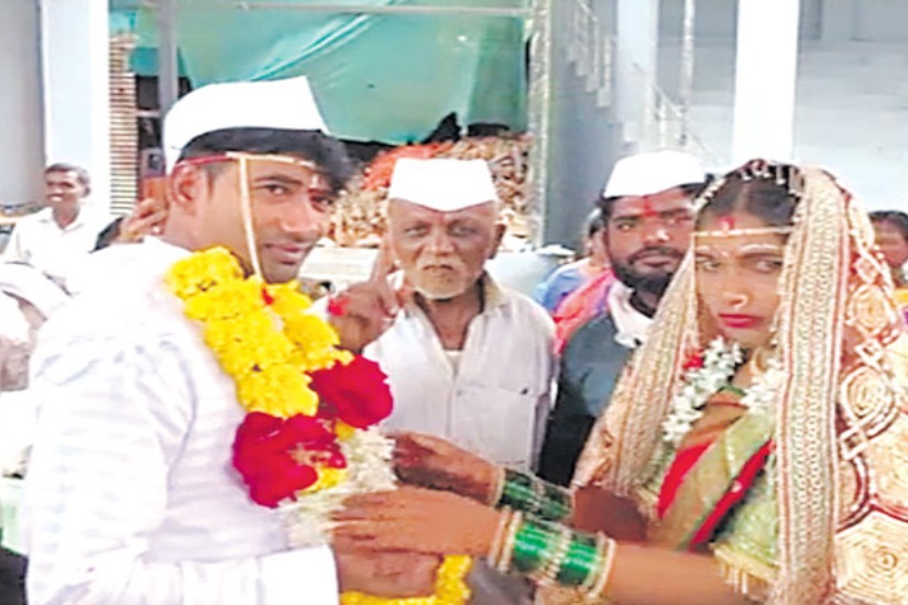 Maharashtra Love birds gets married in graveyard with parents blessings 