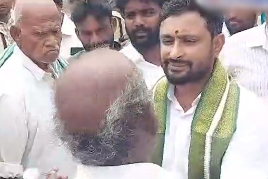 Amaravati farmers protest against Ambati Rayudu