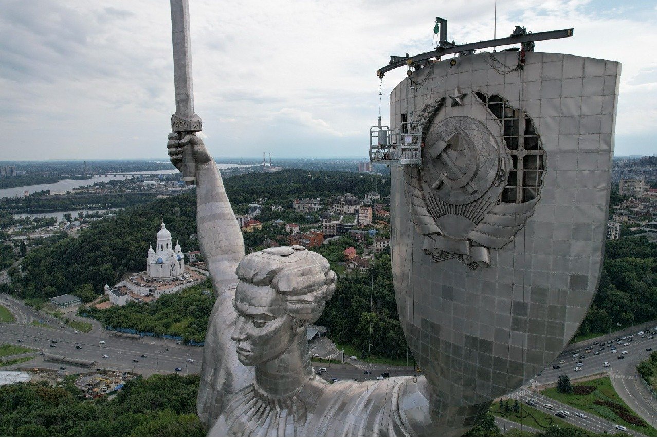 Ukraine removes Soviet-era symbol from Motherland Monument in Kiev