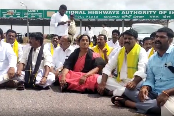 paritala sunitha protest on national highway in chennekottapalli 