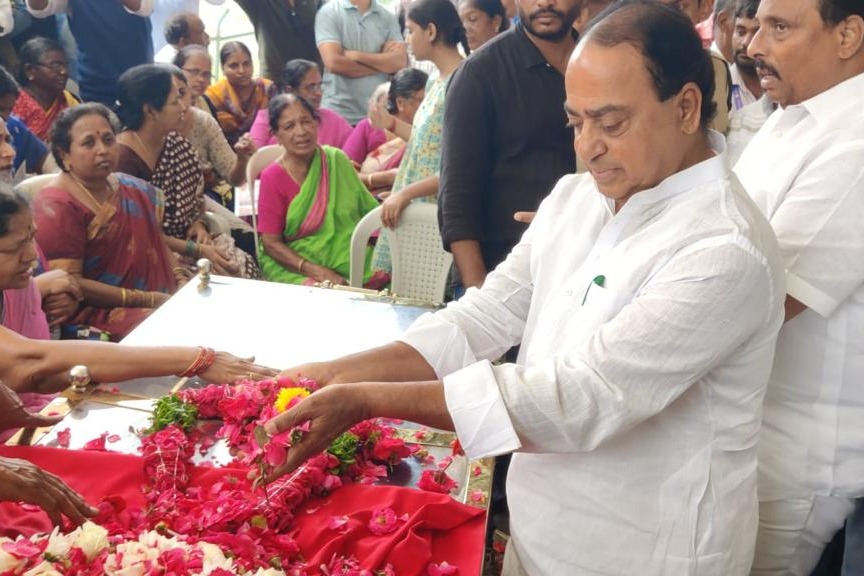Leaders from different parties pay last respects to Gaddar