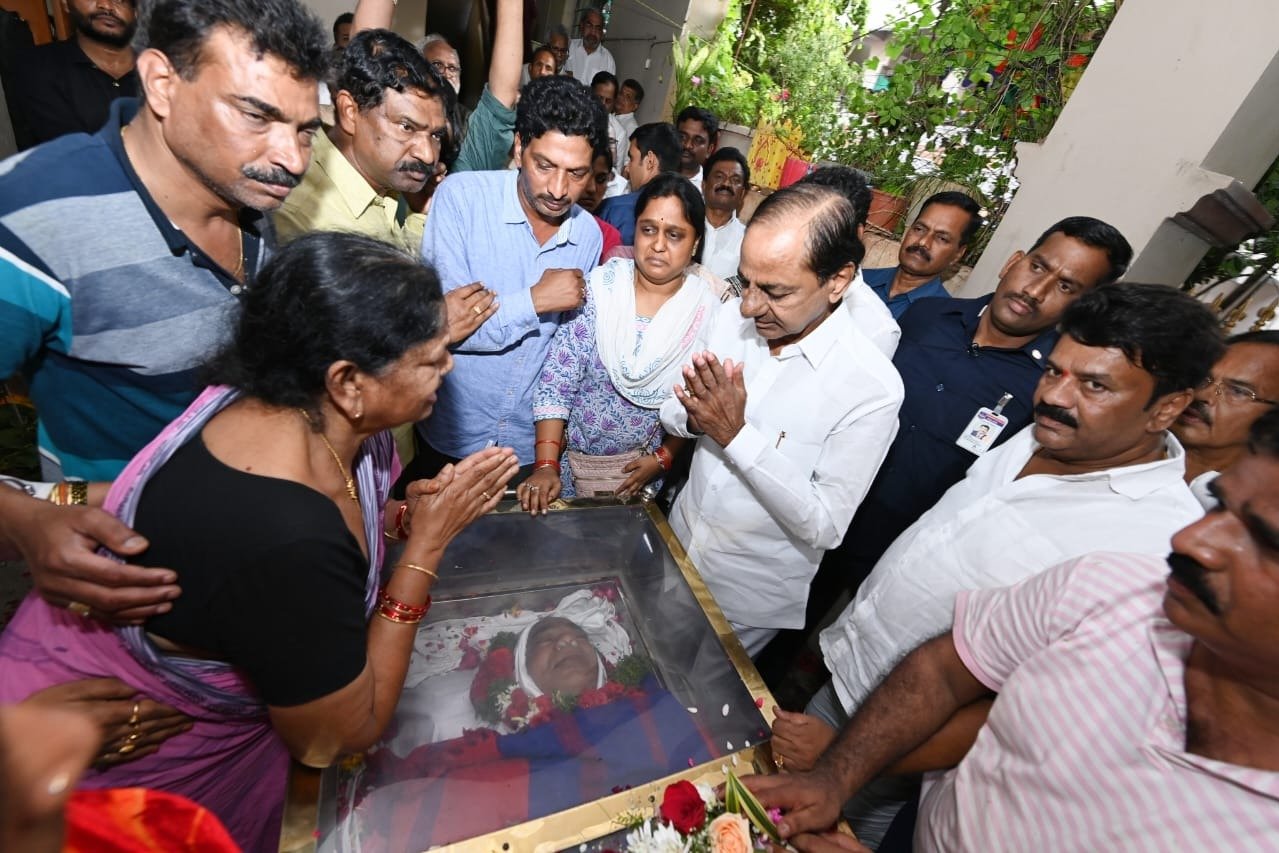 Gaddar’s last rites conducted with state honours, KCR pays last respects