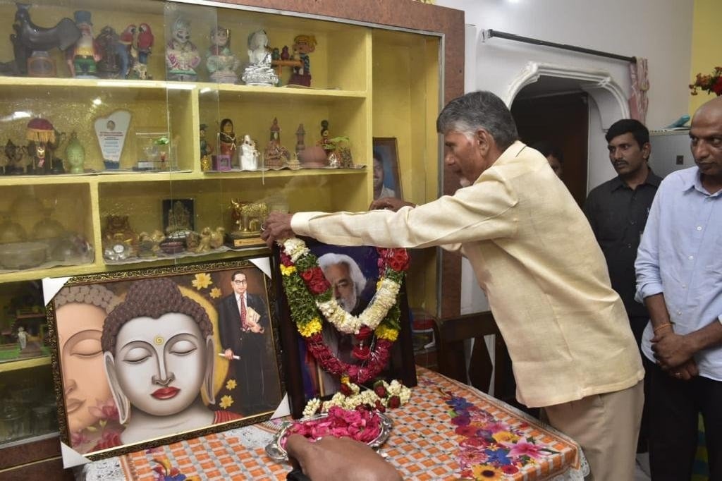 Chandrababu Naidu visits revolutionary balladeer Gaddar’s house, pays tributes