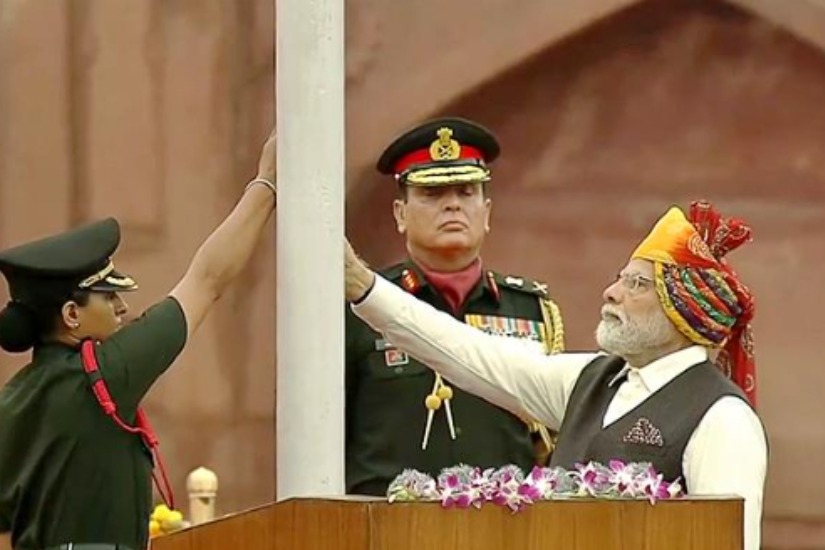 Modi hoists tricolor flag in red fort address national highlighting its strenghths