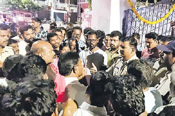 TDP leader attacked by ycp leaders in Dharmavaram