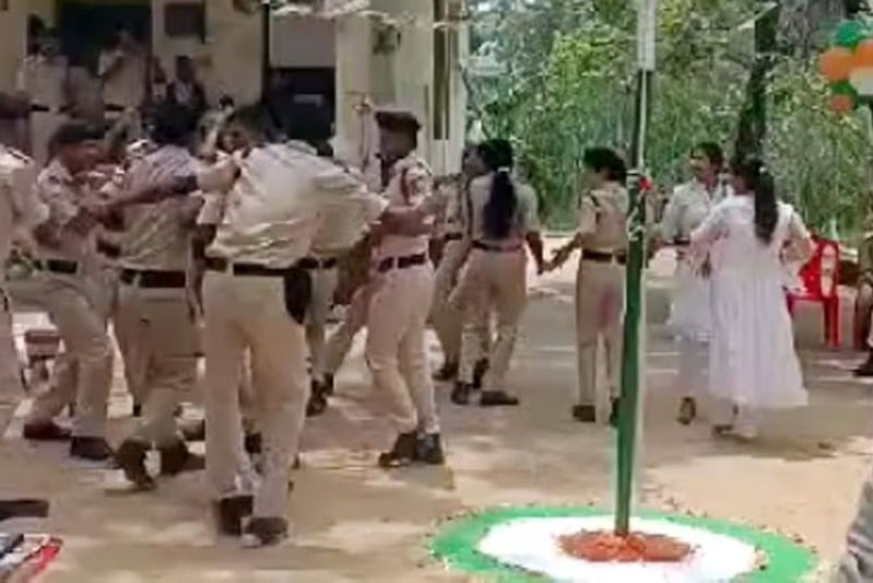Viral Video Dance on obscene bhojpuri song policemen 15 August Independence Day
