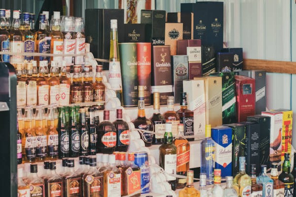 Huge response to liquor shop licences in Telangana 