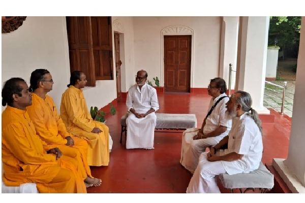 Rajinikanth did dhyan in Yogananda Ashram