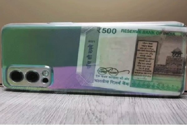 keeping currency notes in the phone cover dangerious
