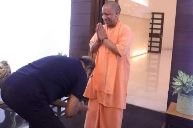 Fans get upset as Rajinikanth touches the feet of UP CM yogi