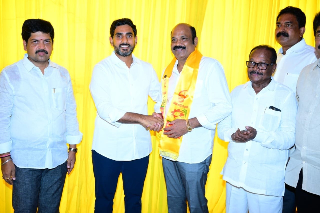 Yarlagadda Venkatarao joins TDP under Nara Lokesh presence 
