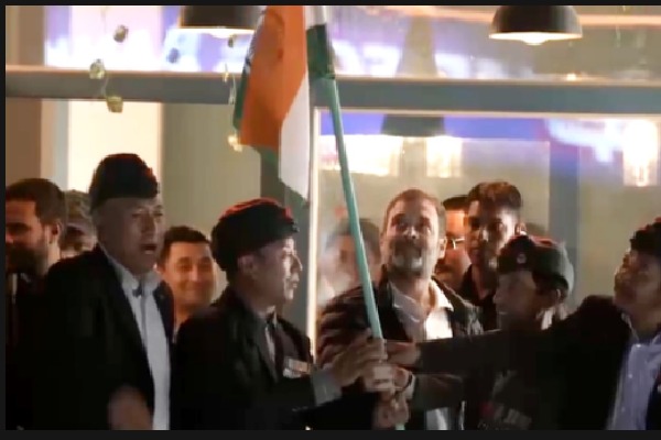 Rahul Gandhi visits Leh market with army veterans