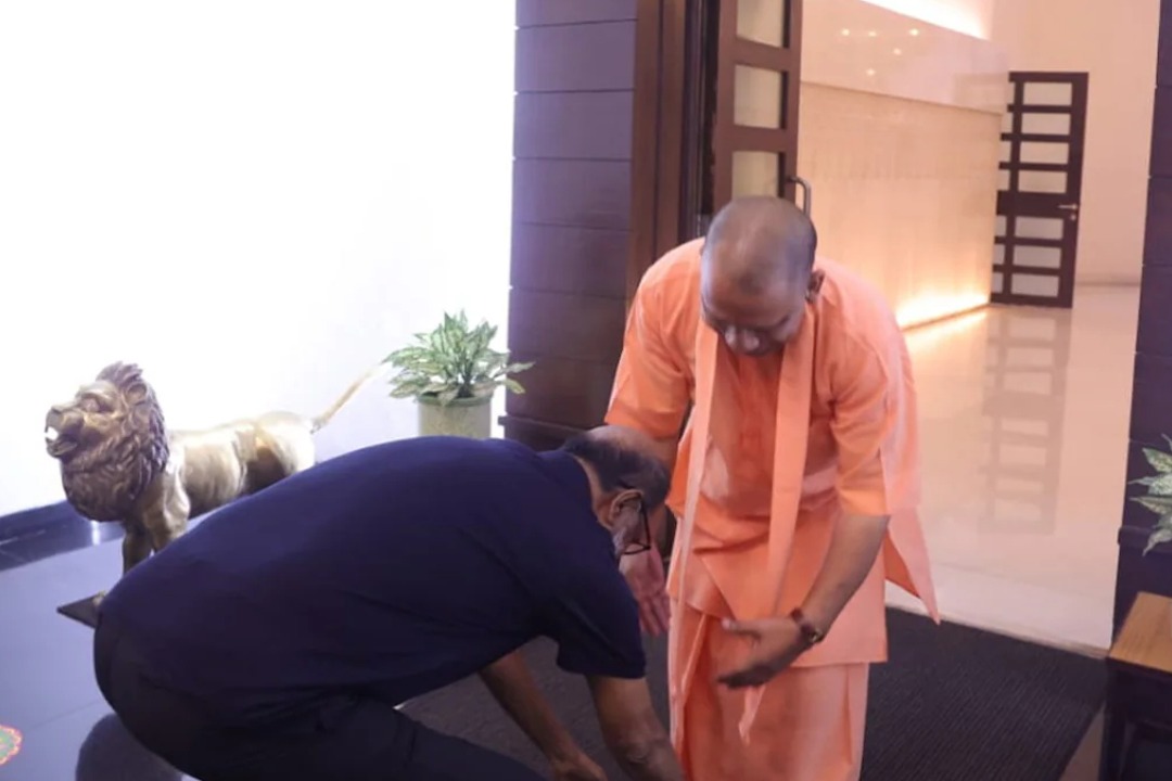 Rajinikanth Explains Why He Touched Yogi Adityanaths Feet