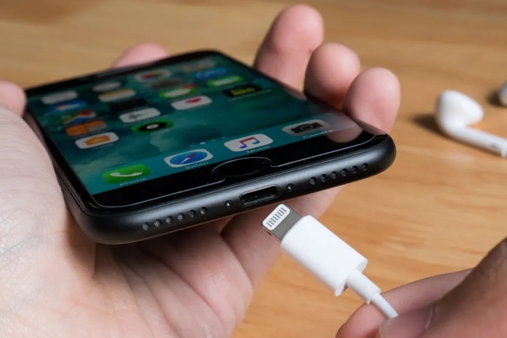 Never Sleep Next To Your Phone When It is Charging  Apple Warns Users