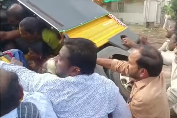 Mangalagiri MLA RK helps to lift overturned auto